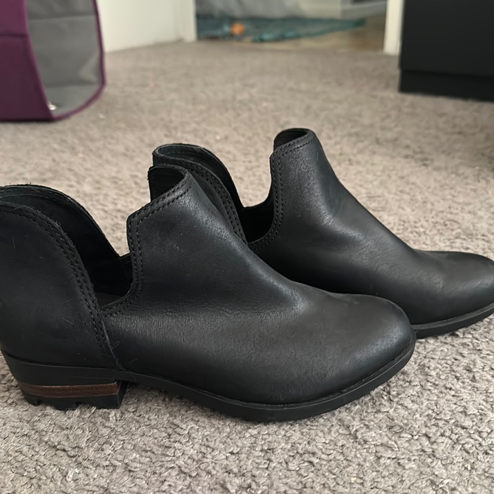 Sorel Lola Cut Out Black booties